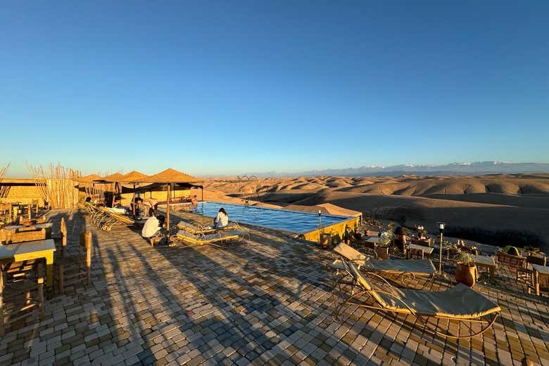 Campamento con piscina en el desierto