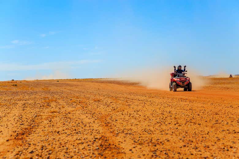 Recorriendo el desierto de Agafay en quad