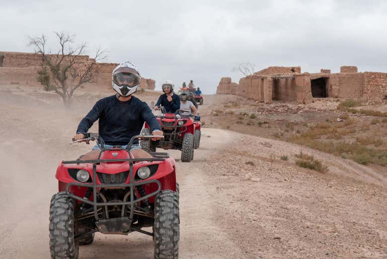 Recorriendo el desierto de Agafay en quad
