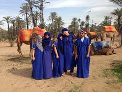 Recorriendo el palmeral en camello