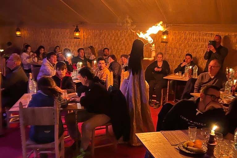 Cena con espectáculo en el desierto de Agafay